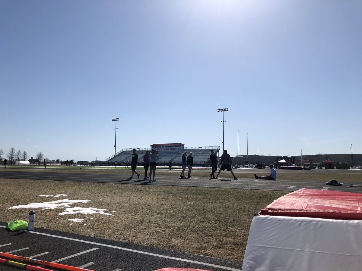 phsvaultandjump's tweet photo. Finally some nice weather to break open our new pole vault and high jump mats!!😆 https://t.co/4ICiGwNv1k