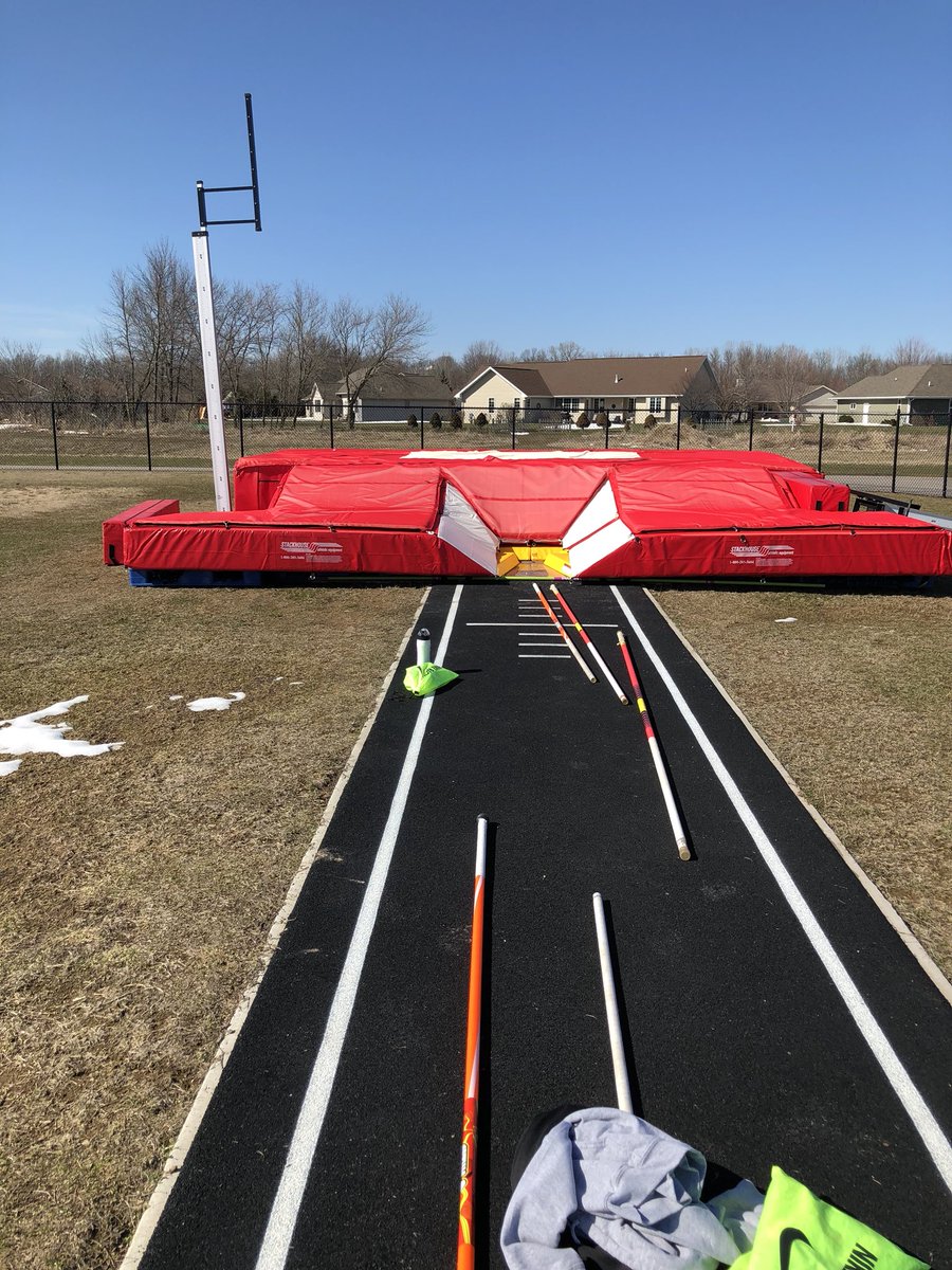 phsvaultandjump's tweet photo. Finally some nice weather to break open our new pole vault and high jump mats!!😆 https://t.co/4ICiGwNv1k