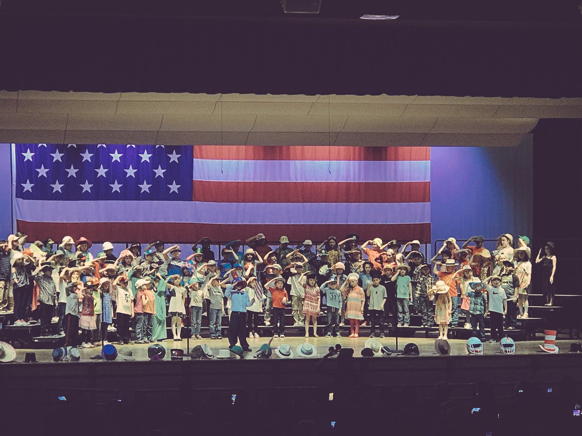 ntwarek16's tweet photo. Last nights program was amazing 💛 #firstgradeismyjam https://t.co/cukERu7nJk