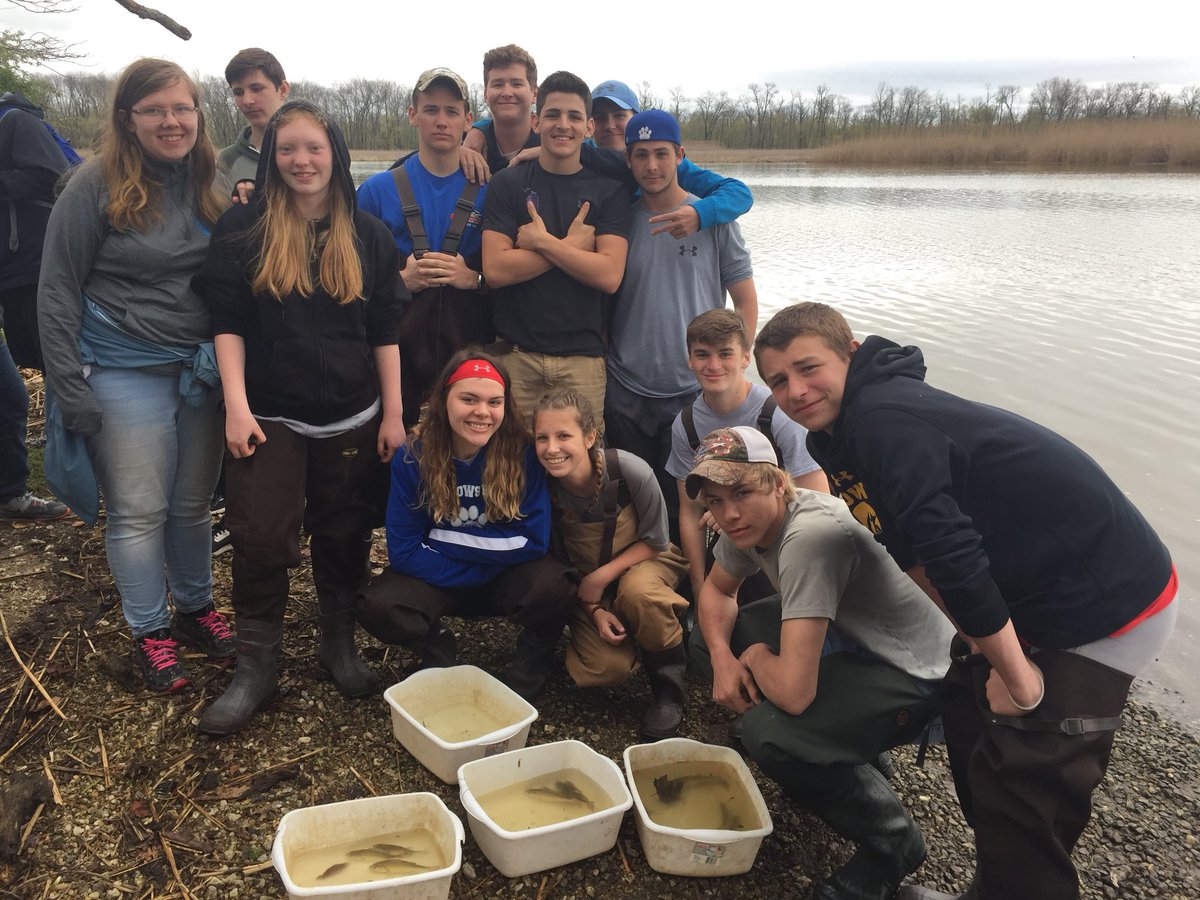 budinger03's tweet photo. Great day investigating and exploring Days Cove with @SparrowsPointHS students. Check out their bounty from seining! @BCPSOutdoorSci https://t.co/hSnH7G6xLp