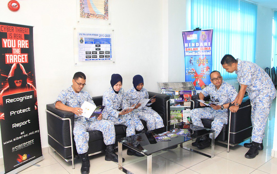 RMN_Subs's tweet photo. Dalam kesibukan membuat persiapan Sambutan Hari TLDM ke-84, warga @RMN_Subs tetap meluangkan masa membaca #Ikrar Kementerian Pertahanan. Kami menyokong sepenuhnya perancangan pemimpin tertinggi yang diterajui oleh YB DS @HishammuddinH2O #PerkasaPerwira #HalaTujuMinDef https://t.co/ffTPd8Vttl