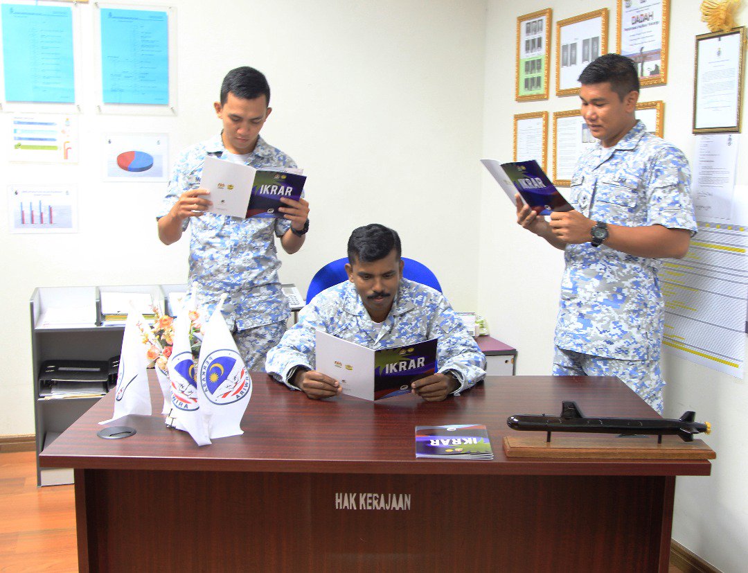 RMN_Subs's tweet photo. Dalam kesibukan membuat persiapan Sambutan Hari TLDM ke-84, warga @RMN_Subs tetap meluangkan masa membaca #Ikrar Kementerian Pertahanan. Kami menyokong sepenuhnya perancangan pemimpin tertinggi yang diterajui oleh YB DS @HishammuddinH2O #PerkasaPerwira #HalaTujuMinDef https://t.co/ffTPd8Vttl