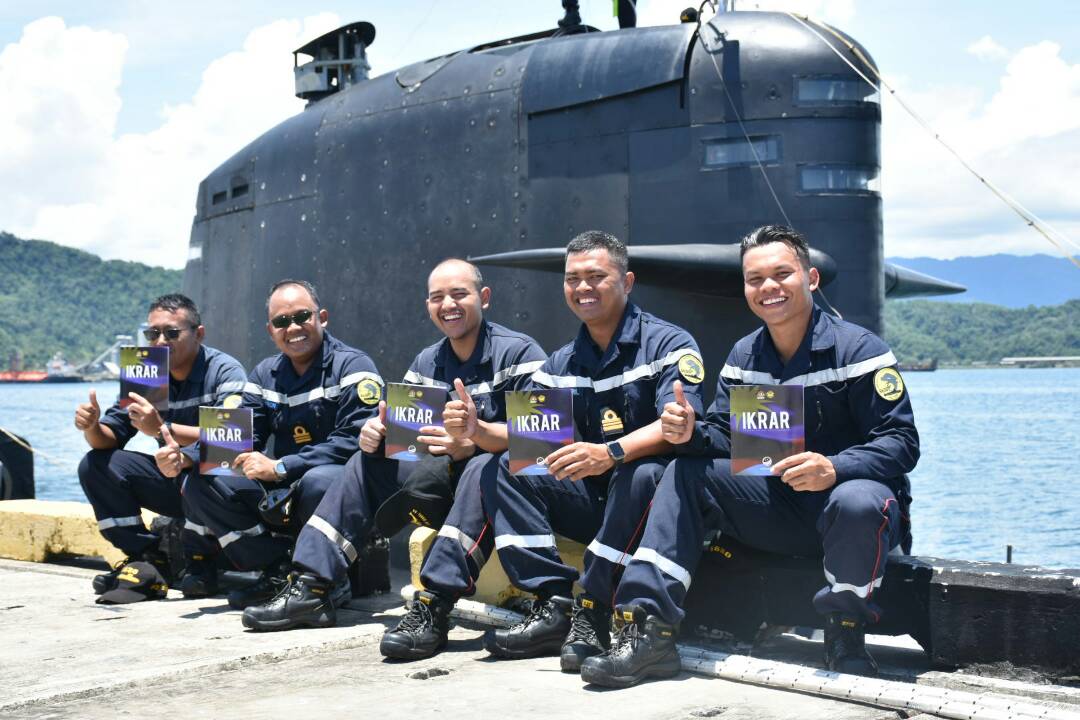 RMN_Subs's tweet photo. Dalam kesibukan membuat persiapan Sambutan Hari TLDM ke-84, warga @RMN_Subs tetap meluangkan masa membaca #Ikrar Kementerian Pertahanan. Kami menyokong sepenuhnya perancangan pemimpin tertinggi yang diterajui oleh YB DS @HishammuddinH2O #PerkasaPerwira #HalaTujuMinDef https://t.co/ffTPd8Vttl