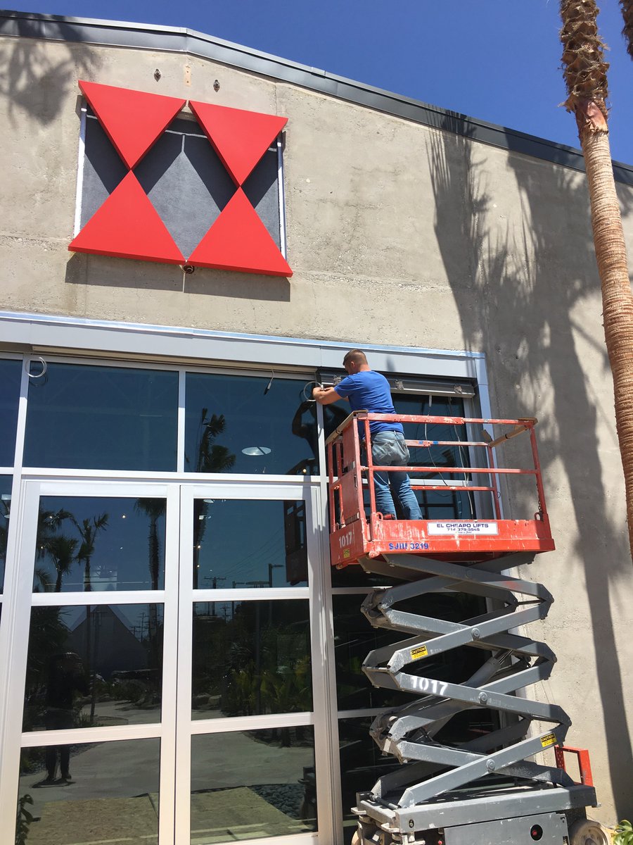 PeakBP's tweet photo. Installed some Hella blinds today at the Wende Museum, thanks to Tanner Construction @PeakBP @TannerConstrn #TheWendeMuseum https://t.co/xdqrri2Xx1