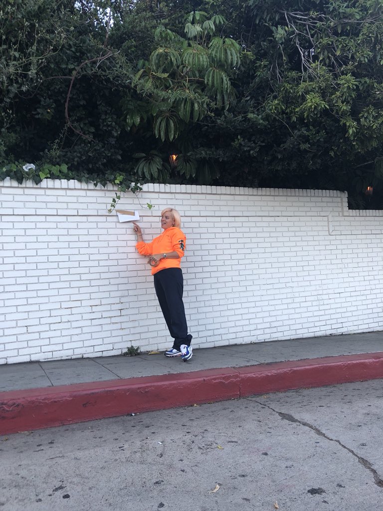 lilyallen's tweet photo. #TICKETHUNT 1st set LA . If you would like to come to the show, Go where someone would say , did you bang tho ?  A Hollywood landmark for those in the know where rockstars and screensirens stay and do blow. https://t.co/l1Ufc8ZpeP