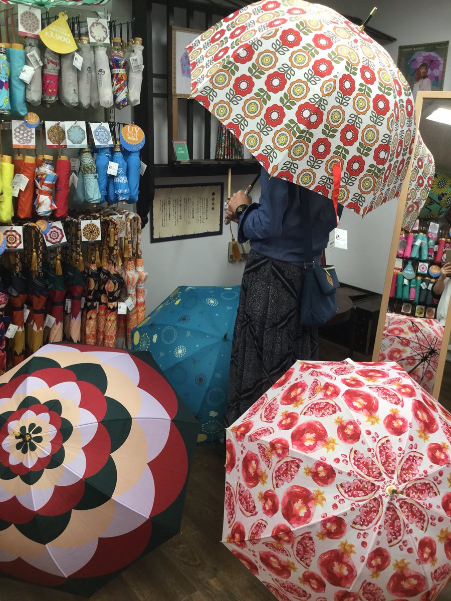 Wargo店舗販売スタッフ 鎌倉小町かんざし屋 おはようございます 本日は見事な晴天 可愛いかんざし 人気の傘 袋なども沢山増えました かんざし挿したら 傘も持ってお出かけしませんか 晴雨兼用なので日傘として使えますよ サキでした