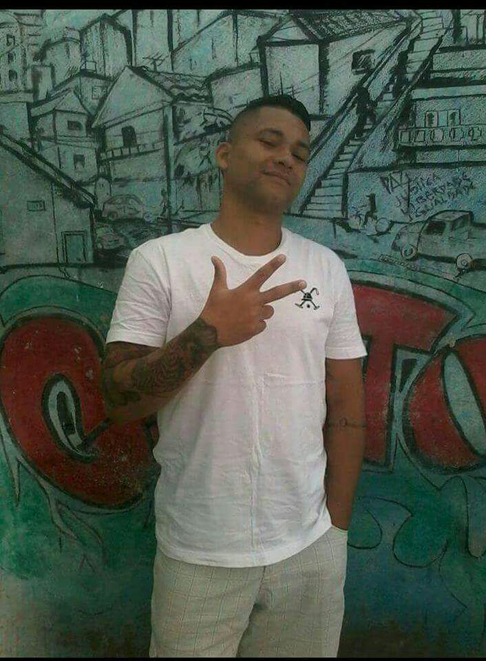 TitiSilva20's tweet photo. Tenho fé que um dia o telefone vai tocar e ele vai falar assim vem me buscar meu alvará cantou #liberdadeja #sddsmil #pjl https://t.co/SnLVeOUTE6
