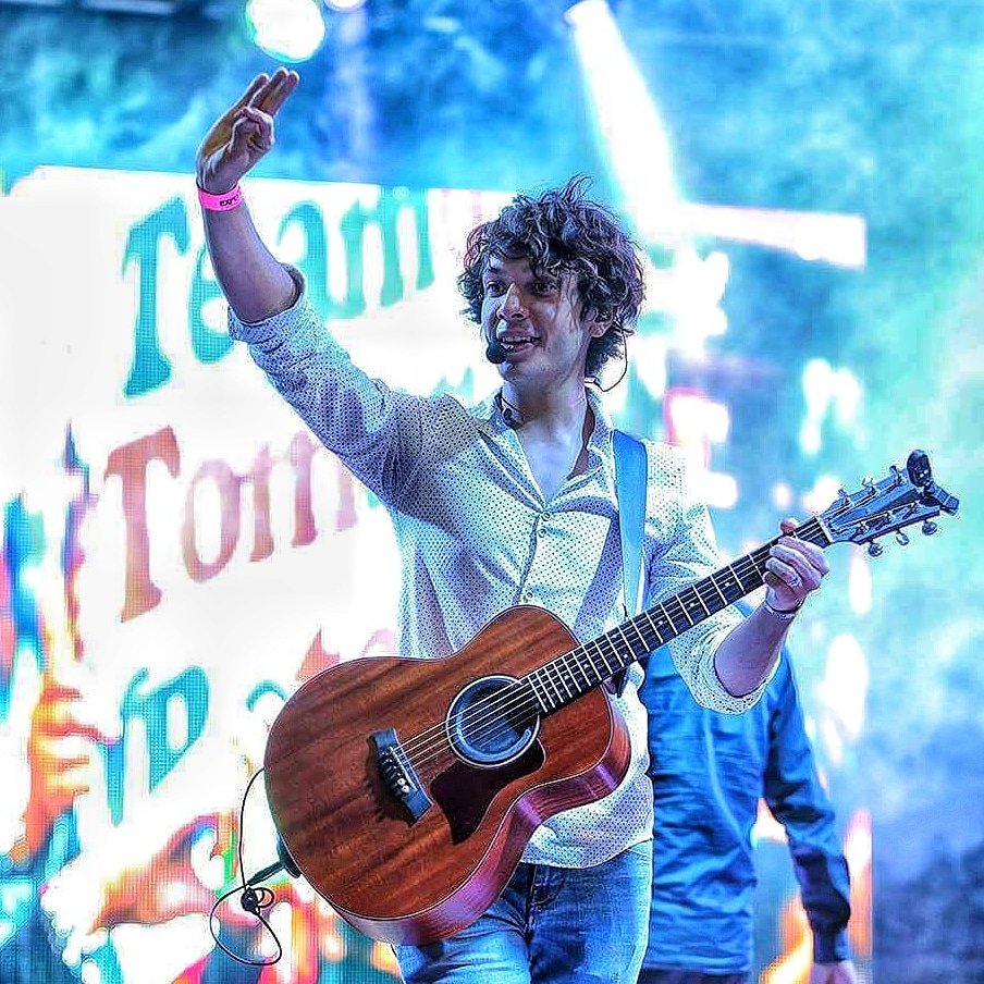SoyAlanMoran's tweet photo. ¿Ya vieron que en mi foto de perfil, sí me quitan la guitarra parezco candidato de algún partido político? https://t.co/oIPTcJG2d0