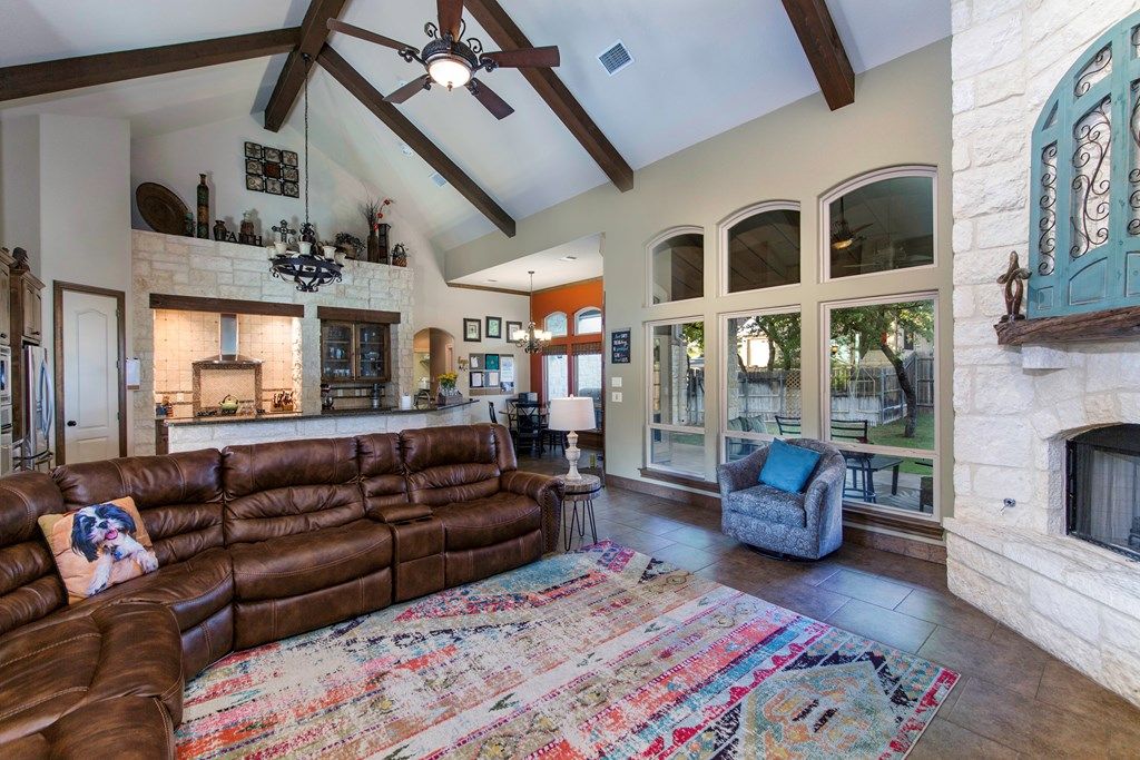 AbsoluteCharmRE's tweet photo. Five bedroom, three and a half bathroom show stopper located in stunning Stone Ridge! Enjoy the outdoors on the spacious back porch and sprawling lawn with room for pool. #fredericksburgtx #realestate #fbg #absolutecharm https://t.co/UWNmhCB7mj