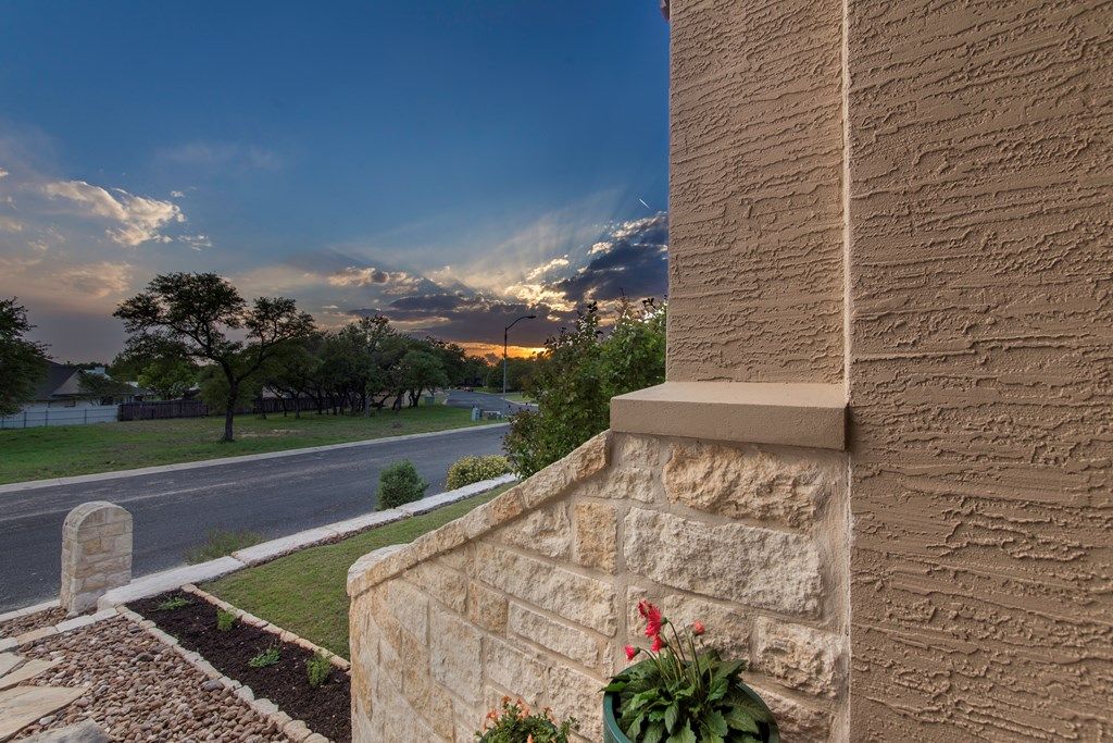 AbsoluteCharmRE's tweet photo. Five bedroom, three and a half bathroom show stopper located in stunning Stone Ridge! Enjoy the outdoors on the spacious back porch and sprawling lawn with room for pool. #fredericksburgtx #realestate #fbg #absolutecharm https://t.co/UWNmhCB7mj