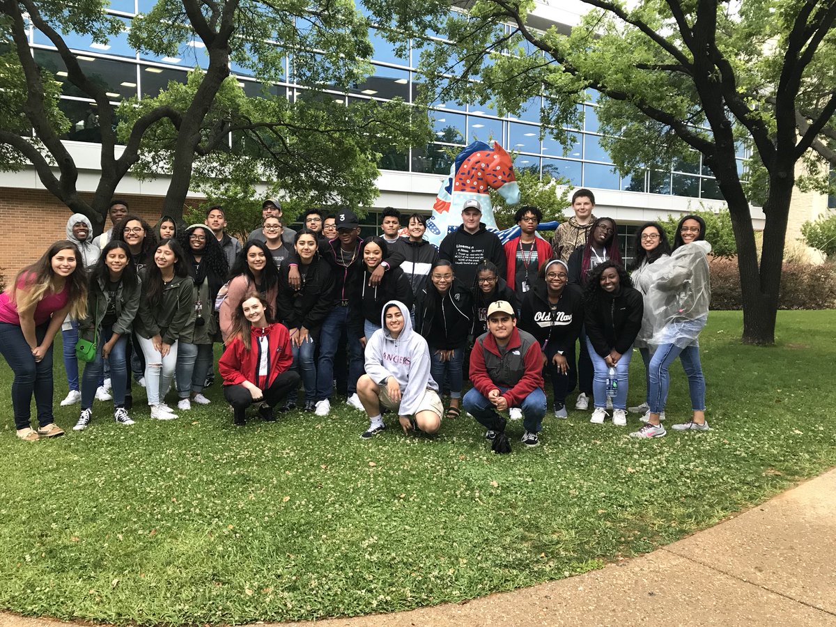 amyharp327's tweet photo. @Rangers with @LHSAVID tonight and @utarlington college visit #lisdculture https://t.co/IuiBjGIXMt
