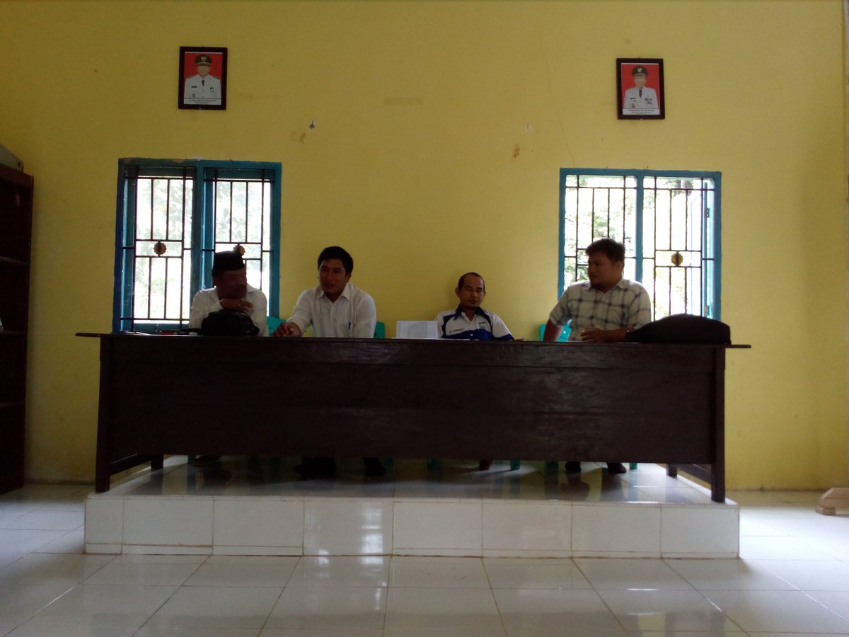 Erma031019's tweet photo. Monev &amp; Sosialisasi dr KPW V Prov.Sulbar &amp; TA Kab.Polman terkait Permendes No.19 T. 2017 ttg Prioritas Penggunaan Dana Desa T. 2018..SKB 4 Menteri Padat Karya Tunai &amp; Evaluasi BumDesa Di Desa Kelapa Dua &amp; desa Kunyi. 
#ttpipolman 
@jokowi @EkoSandjojo  @TaufikMadjid_ID  @nurhamz2 https://t.co/peTI0vZdg5
