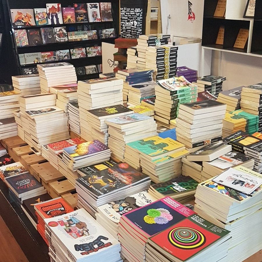 LejenPress's tweet photo. Apa yang best tentang booth Lejen kali ini dalam #PBAKL2018 ialah tahun ini, kita adakan BOOK BUFFET memandangkan ia mendapat sambutan hangat pada Lejen Open Day yang lepas.

Kali ini, satu bakul buku dengan harga RM55! MANA NAK DAPAT HARGA SATU BAKUL BUKU RM55 WEHHHH! https://t.co/IQ42eNX8vL