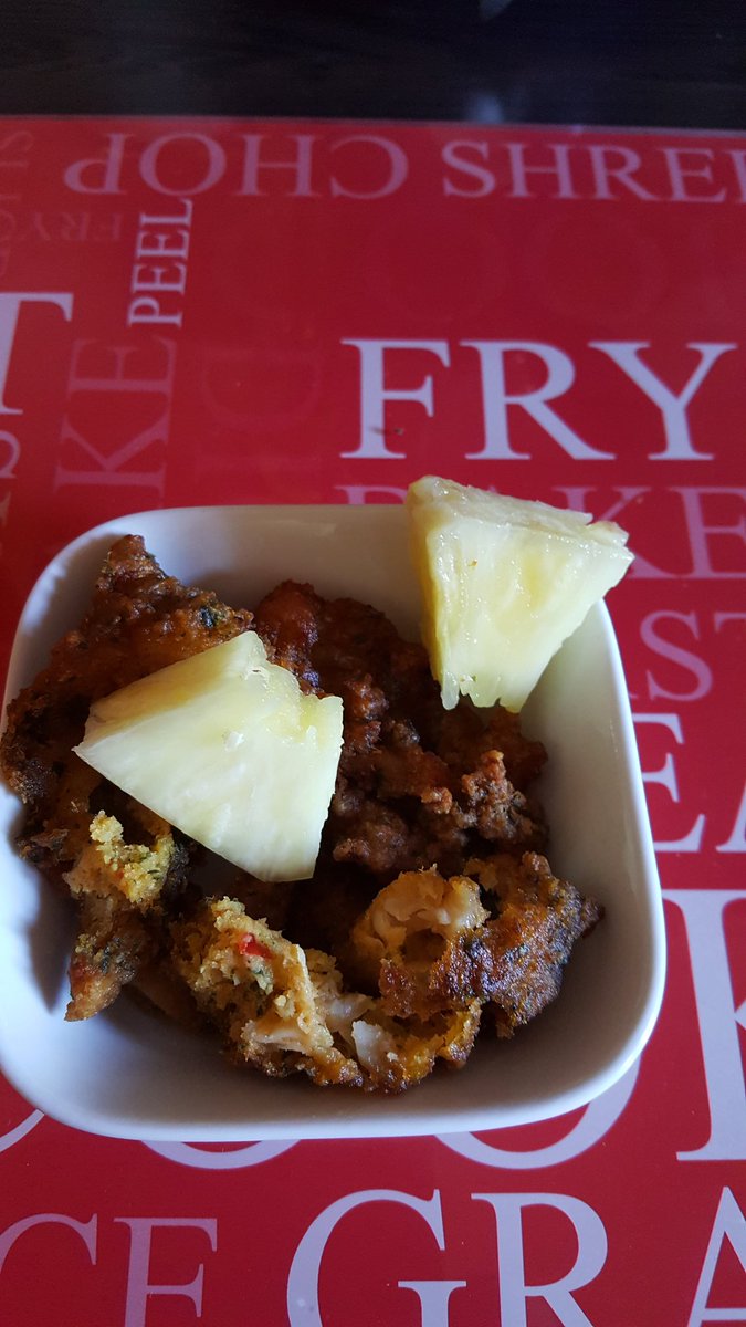 Nickydm13Utd's tweet photo. Post workout breakfast...battered hake (cold) and pineapple....got to be a first!!!! #LeftOvers #HateWaste #SurprisinglyNice https://t.co/d4X0Ud0bbj