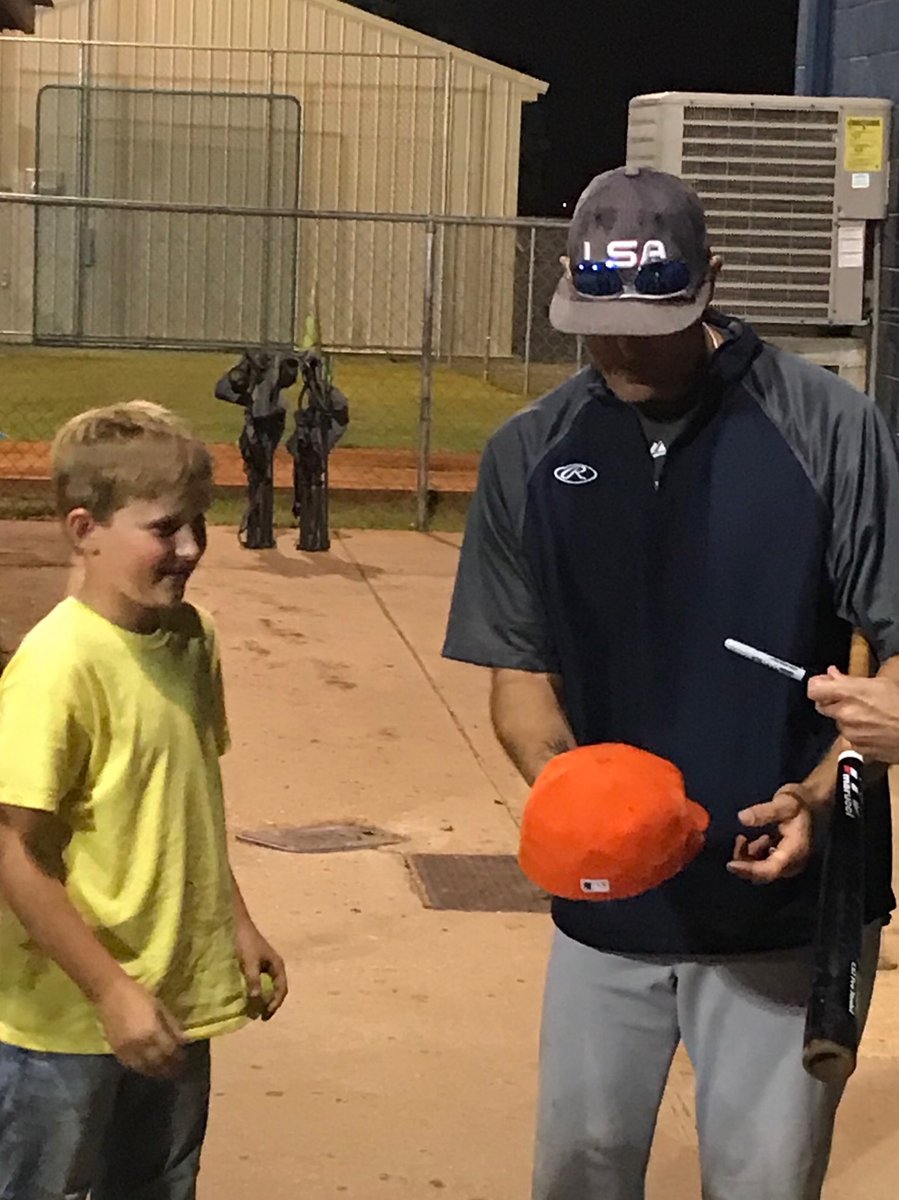 Great job @PikePatriots. On to the next round.  Way to swing the bats!  Keep on rolling.  And Luke gets to meet @Braves @AuburnBaseball great Tim Hudson. Thanks for taking the time for a huge fan.  @kimberlybhudson  #GOPATRIOTS