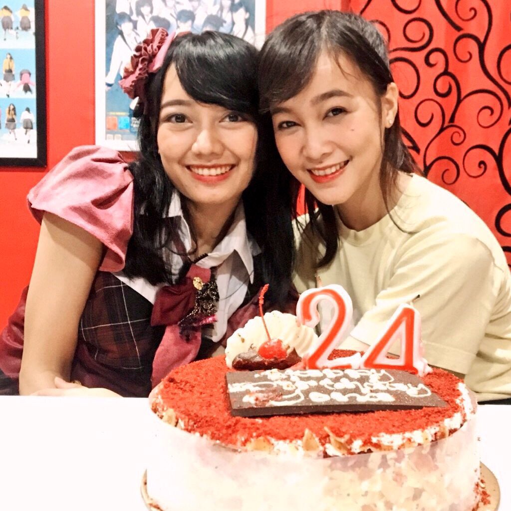 amenojyuvia's tweet photo. #NCWShow 515

#NCWSA [13/04/2018]

#NCWUnSo Dakishimeraretara (under Chikachan/Rona)

#TeamK3Moment Perayaan ultah Yona ke-24, mendapatkan surat dari Viny #NiJuuYonA

#SA 013 https://t.co/jWd2Cu98QF