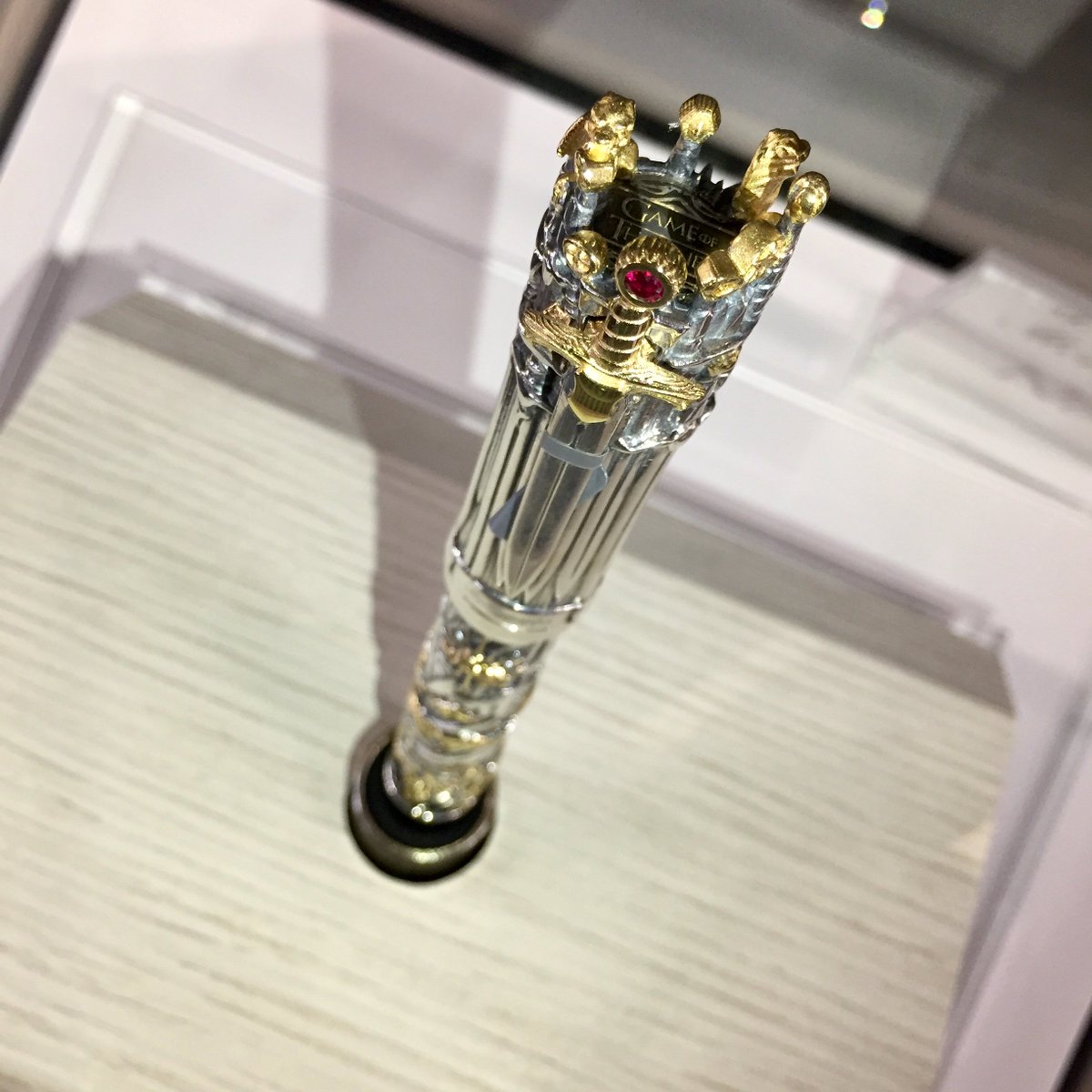 _Montegrappa's tweet photo. Лимитированная коллекция #Montegrappa #Game_of_Thrones, #Iron__Throne. Серебряная серия включает в себя 300 перьевых ручек и 300 роллеров.
«Монтеграппа», Крещатик, 12
ЦУМ, первый этаж, Крещатик, 38/2
https://t.co/5KNAAxmR2C
#montegrappa_shop, #pen, #ручки, #играпрестолов https://t.co/I6pHfSiSi0