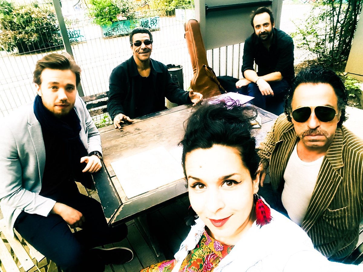 JuliaPalombe's tweet photo. Ce soir retrouvez-moi sur @SudRadio dans @LoftMusicSR avec mes musiciens en live @RockUrLifeNET @rockinloft #SiJeDisOui #Promo #PalombeNouvelleEve 🎹🎸💿🎤 https://t.co/qBV40LkW5U