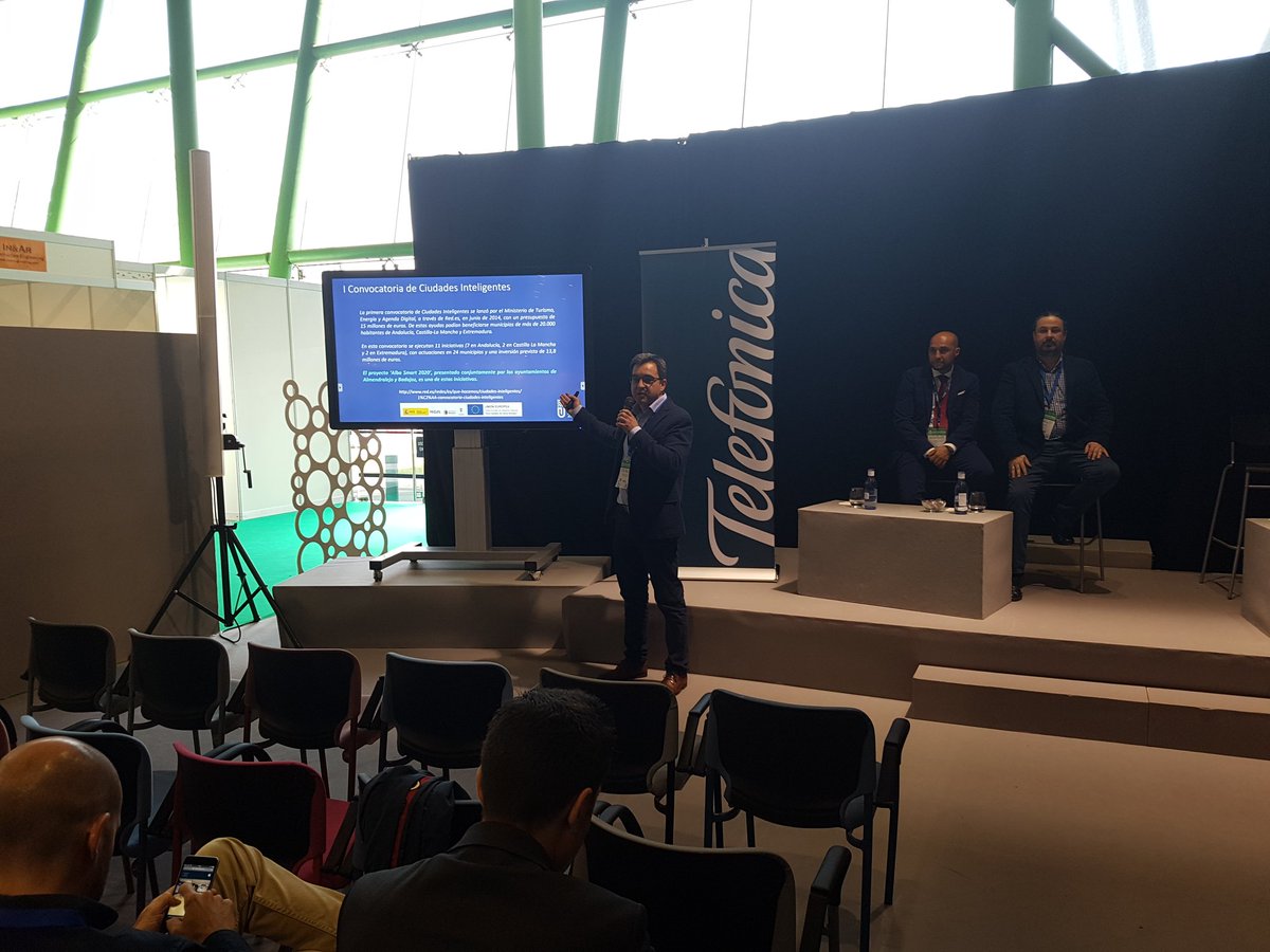 IcSmartcity's tweet photo. Completan el primer turno del #elevatorpitch del @forogreencities las presentaciones del proyecto #smartalba sobre verticales de gestiรณn de #Almendralejo y #Badajoz por parte de @Telefonica y #warpcom https://t.co/8nJNdiEDUC