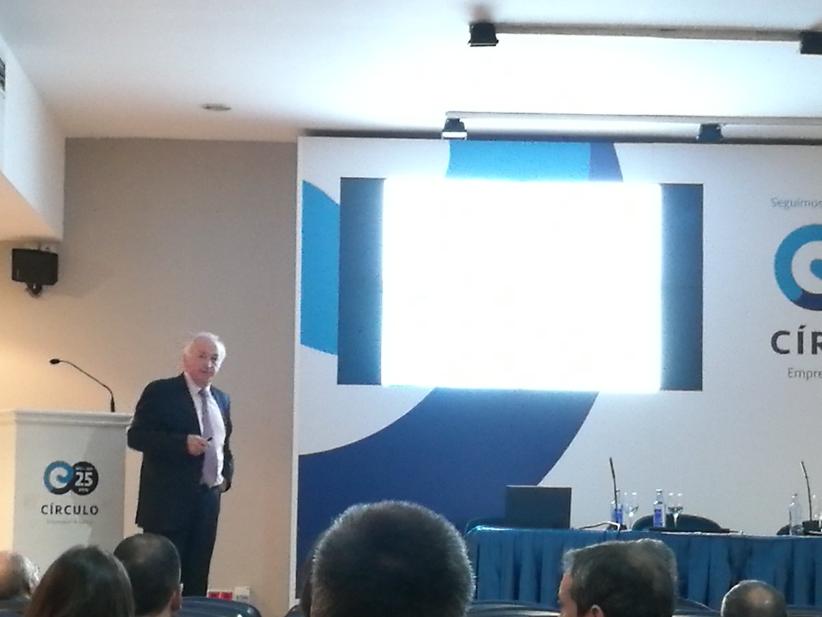 circulogalicia's tweet photo. #Pierrelanni comienza su ponencia en la jornada #TransformacionDigital del Círculo: "Yo les voy a hablar sobre todo de personas, de humanos." https://t.co/838mmfmKxn