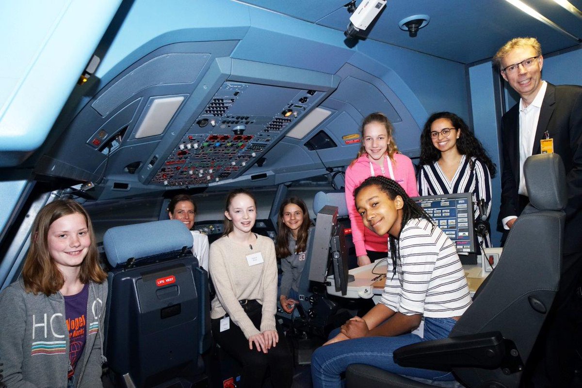 Lufthansa News Heute Ist Girlsday Und Lufthansa Aviation Training Lasst 26 Madchen Hinter Die Kulissen Blicken Emergency Training Simulator Sessions Bei Der A340 Berufsbild Pilotin Der Girlsday T Co Xmyhdbj8wx