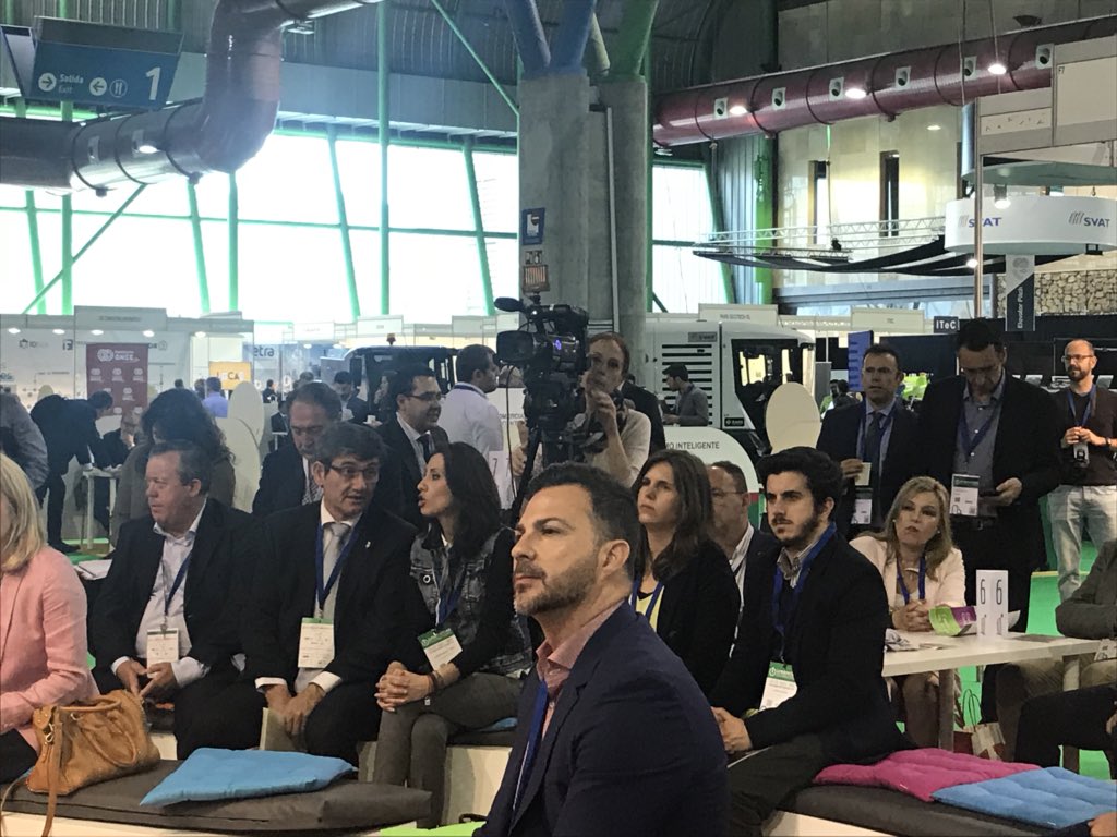 smartcityclust's tweet photo. En directo nuestra sesión #Smart #Village se llena de retos y oportunidades para el desarrollo sostenible de los municipios @AytoPuenteGenil @Alh_El_Grande https://t.co/BUVG4cC4qI