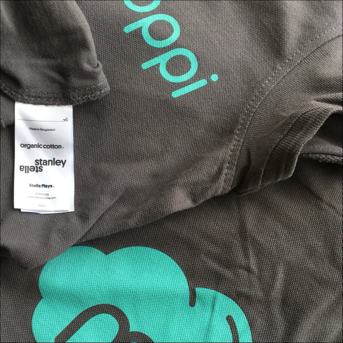 moppi_com's tweet photo. We know who made our clothes. @ https://t.co/vxEX3lZKRz. Vaadi eettistä tuotantoa ja kysy kuka vaatteesi on tehnyt. Me Moppilaiset tiedämme kuka meidän työvaatteet on tehnyt. #whomademyclothes #whomadeyourclothes #eettisyys #kestävyys #orgaaninen #organic #moppicom https://t.co/eLr97kzOGb