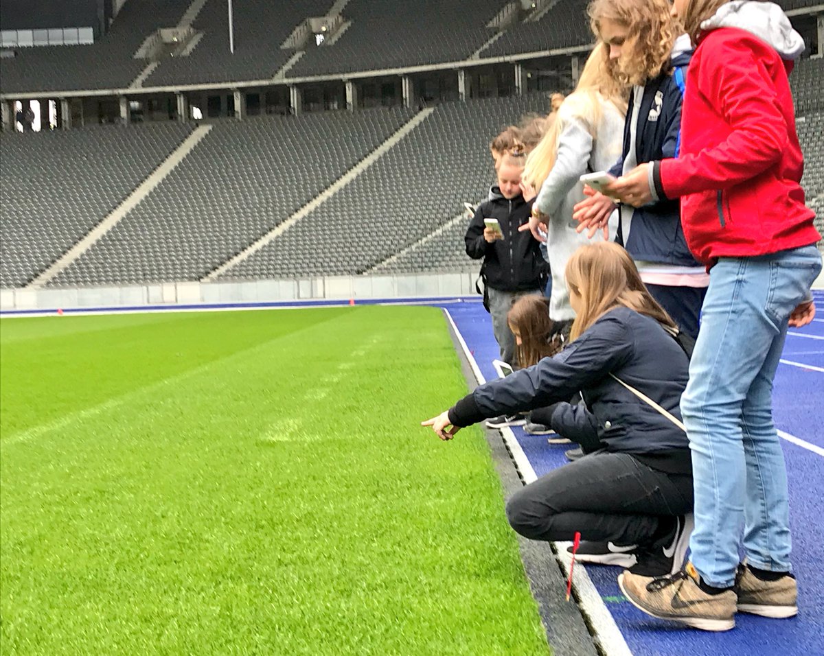 Oly_Berlin's tweet photo. #GirlsDay im #OlympiastadionBerlin: Zusammen mit @HerthaBSC ging es heute auf Entdeckungstour bis ans heilige Grün und hinter die Kulissen. https://t.co/c8JJAFFcRB