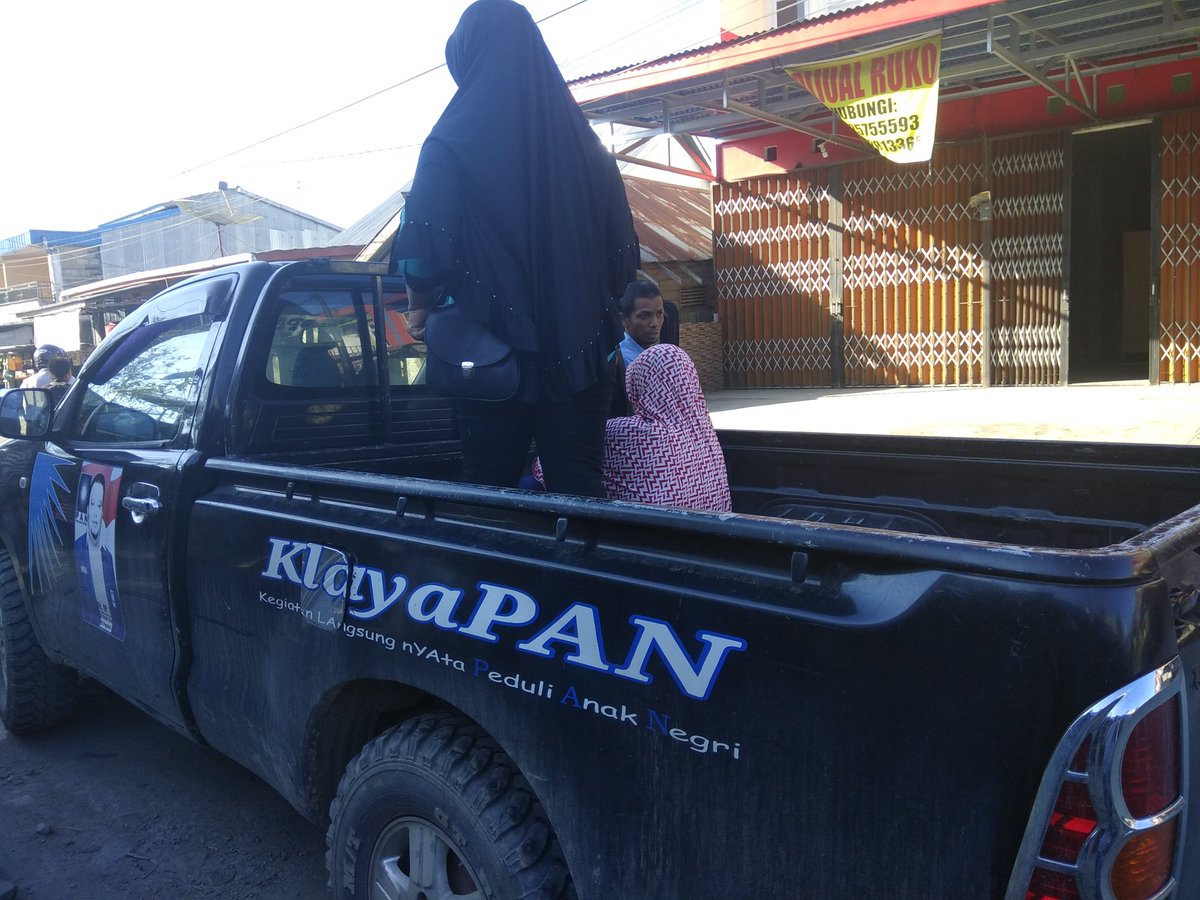 andriPAN86's tweet photo. Alhamdulillah setelah berapa hari di rawat di RS VINCENT SINGKAWANG untuk melakukan OPERASI,Ibu WAHIDAH udah mendingan & sekarang akan di antar pulang oleh Tim KlayaPAN yang di bina oleh bang @GunturPmk .@ZUL_Hasan @eddy_soeparno
#TimKlayaPAN https://t.co/fVFUrGxsHh