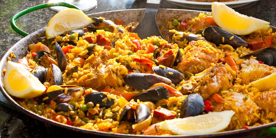 Llega el fin de semana... y qué mejor forma que disfrutando con la familia y amigos..., como con una deliciosa paella, que bien rica está.
De marisco, de carne, mixta..., ¿cómo la preferís? ¿Tenéis algún truco que haga que os salga deliciosa?
#AOVE