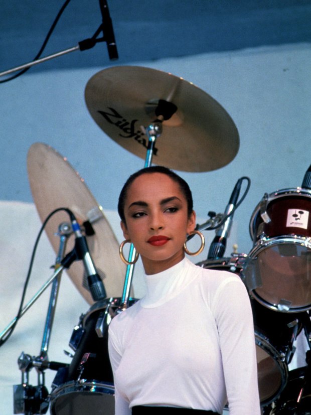 VogueSpain's tweet photo. No busques en 2018 lo que puedes encontrar en los años 80s. Sade llevó todas las tendencias antes (y mejor) que nadie. 
https://t.co/lYjr2jj31W https://t.co/rKUsr2H9MF