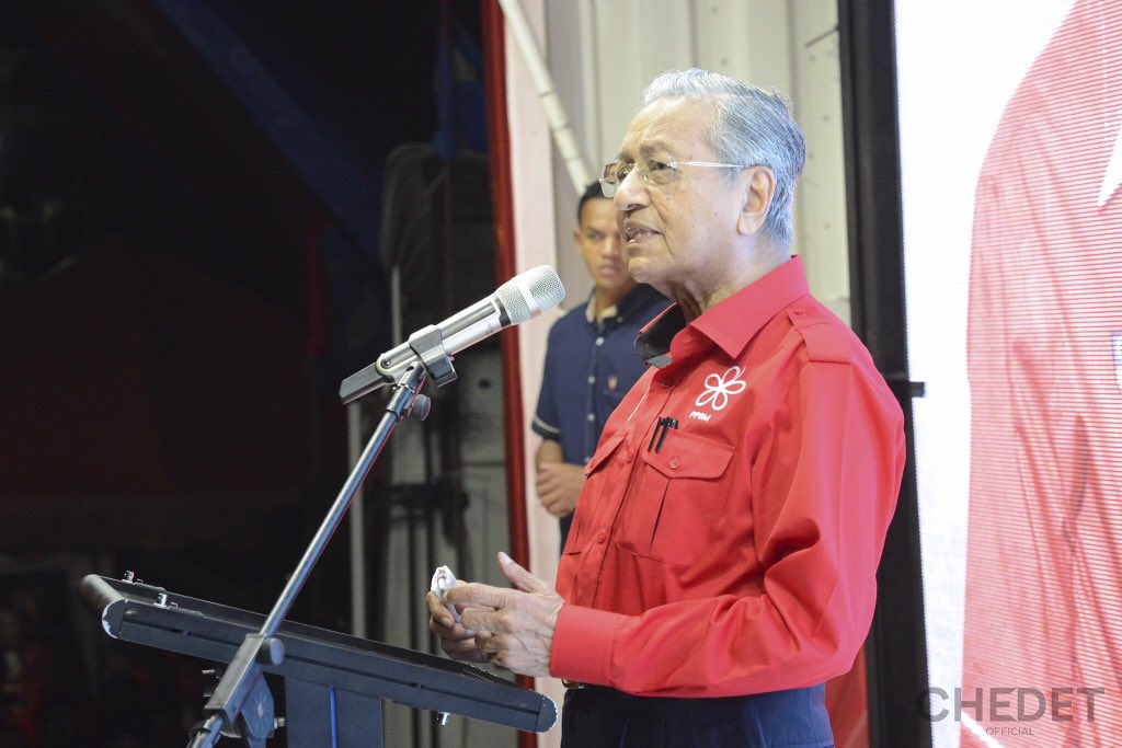 chedetofficial's tweet photo. Jelajah Harapan telah berhimpun di Parlimen Parit, Perak semalam. Ribuan rakyat Malaysia berbilang bangsa dan agama, telah datang untuk menyokong Pakatan Harapan. Saya mengajak semua rakyat Malaysia bersatu hati mengundi Pakatan Harapan pada 9 Mei kelak, demi kesejahteraan negara https://t.co/yHQheUJSmy