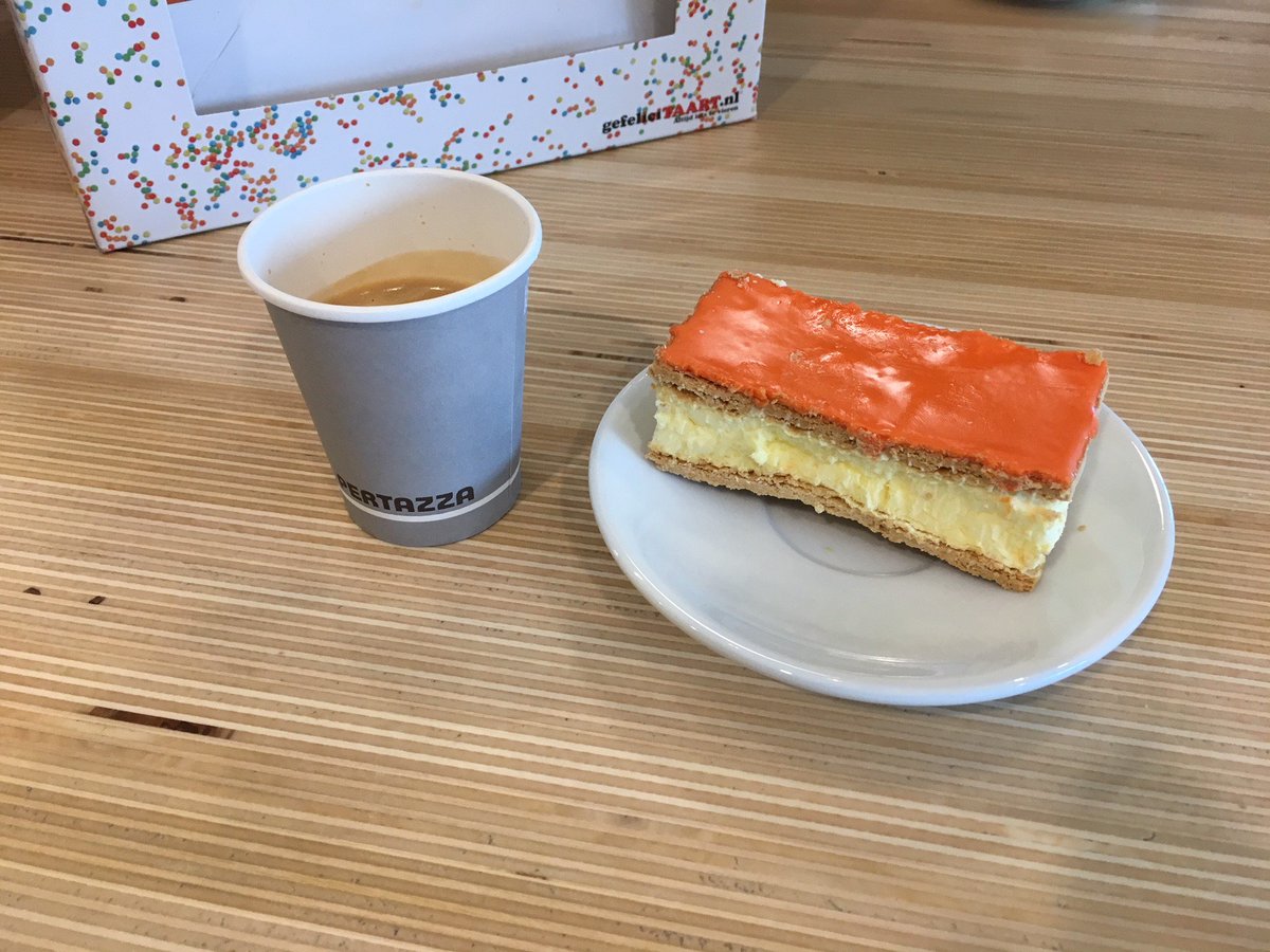 Netdata1999's tweet photo. Heerlijk aan de #Koningsdag tompoezen van @iunxieu, uiteraard met een lekker kopje @Pertazza koffie. Netdata kan volmondig bevestigen: klant is koning bij iunxi! https://t.co/bXmdXUXrgL
