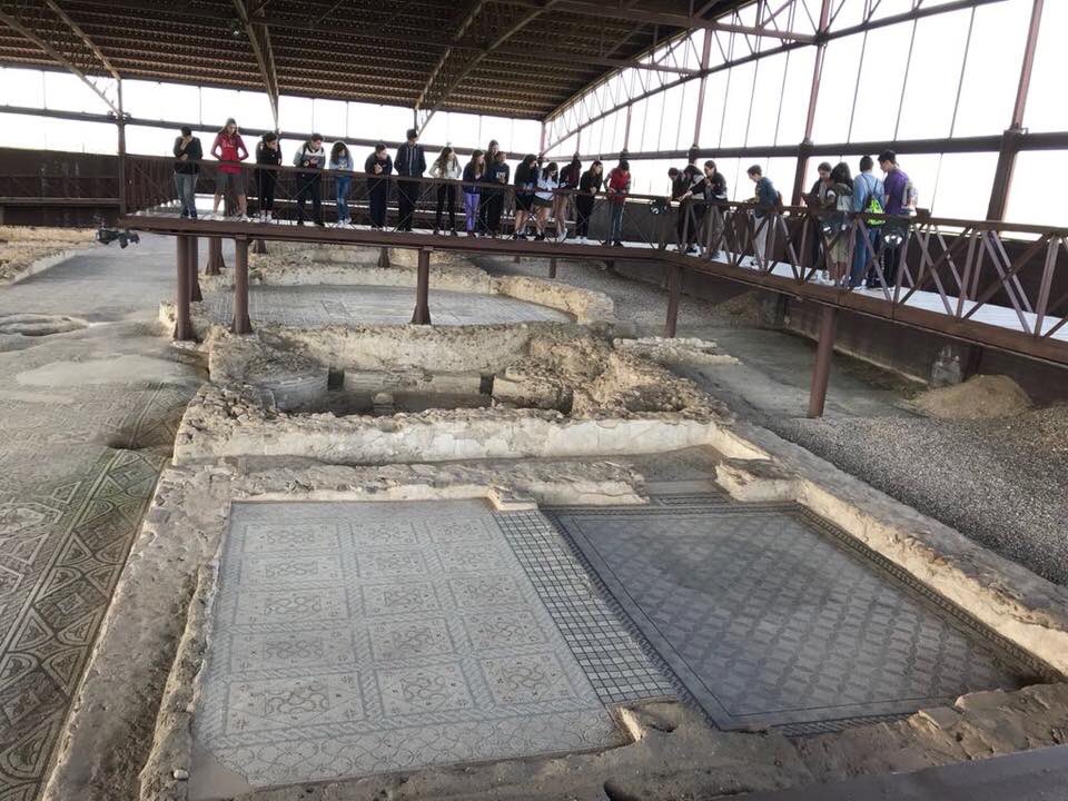 iescorella's tweet photo. VISITA al Parque Arqueológico de Carranque. 
Los grupos de 1A y 1B han visitado Carranque. Además de la visita a la Villa Romana han tenido la oportunidad de realizar un taller de máscaras de cerámica de la época. https://t.co/DnpXOacbAf