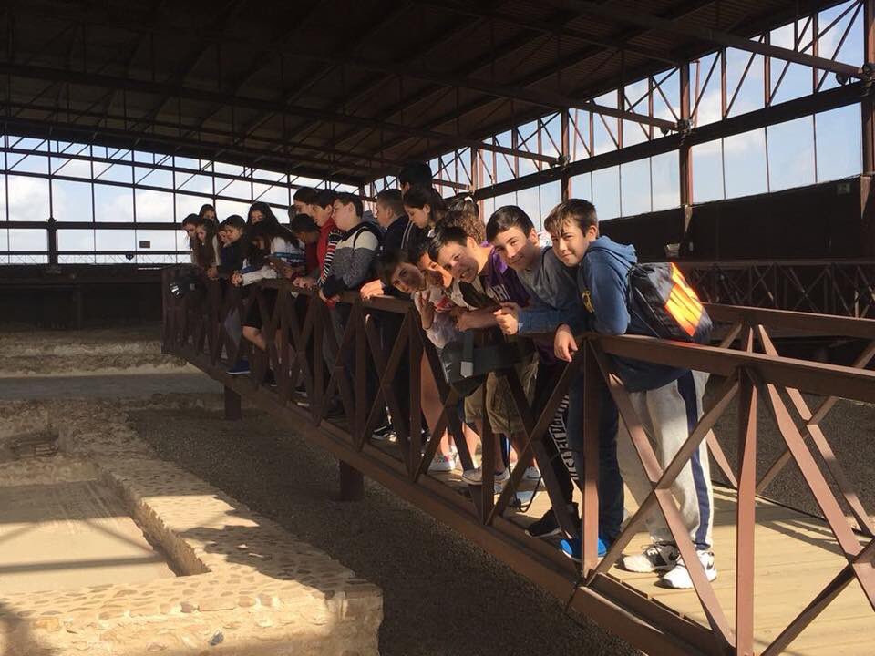 iescorella's tweet photo. VISITA al Parque Arqueológico de Carranque. 
Los grupos de 1A y 1B han visitado Carranque. Además de la visita a la Villa Romana han tenido la oportunidad de realizar un taller de máscaras de cerámica de la época. https://t.co/DnpXOacbAf