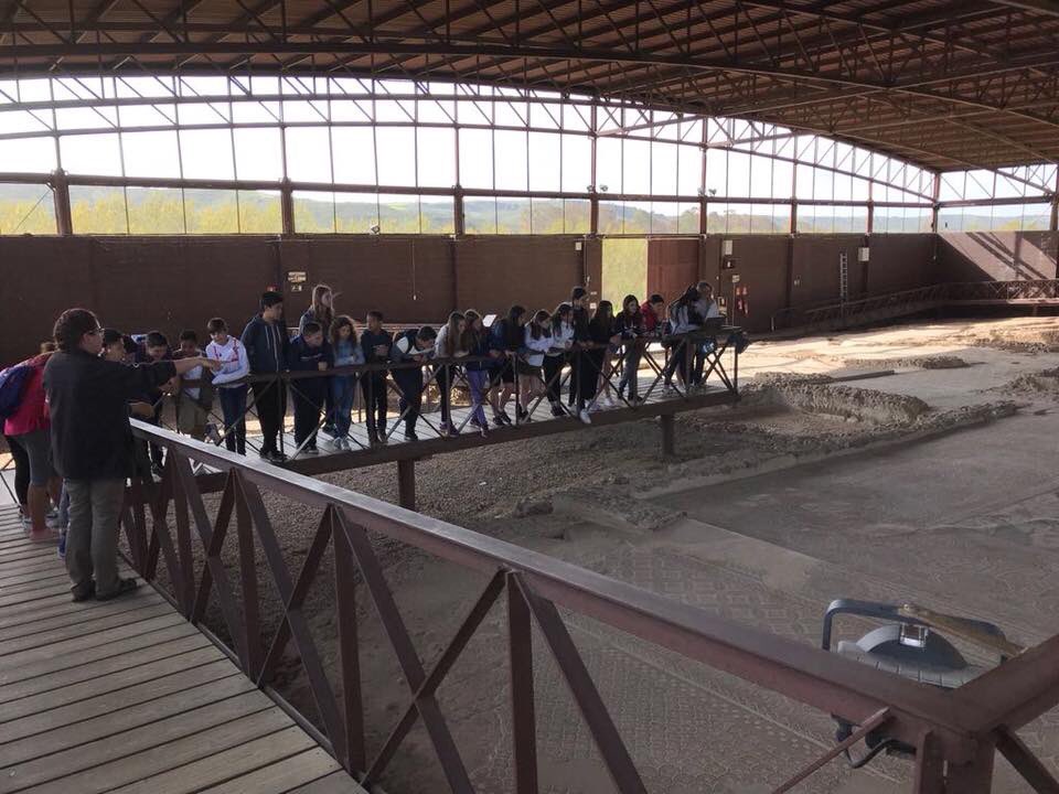 iescorella's tweet photo. VISITA al Parque Arqueológico de Carranque. 
Los grupos de 1A y 1B han visitado Carranque. Además de la visita a la Villa Romana han tenido la oportunidad de realizar un taller de máscaras de cerámica de la época. https://t.co/DnpXOacbAf