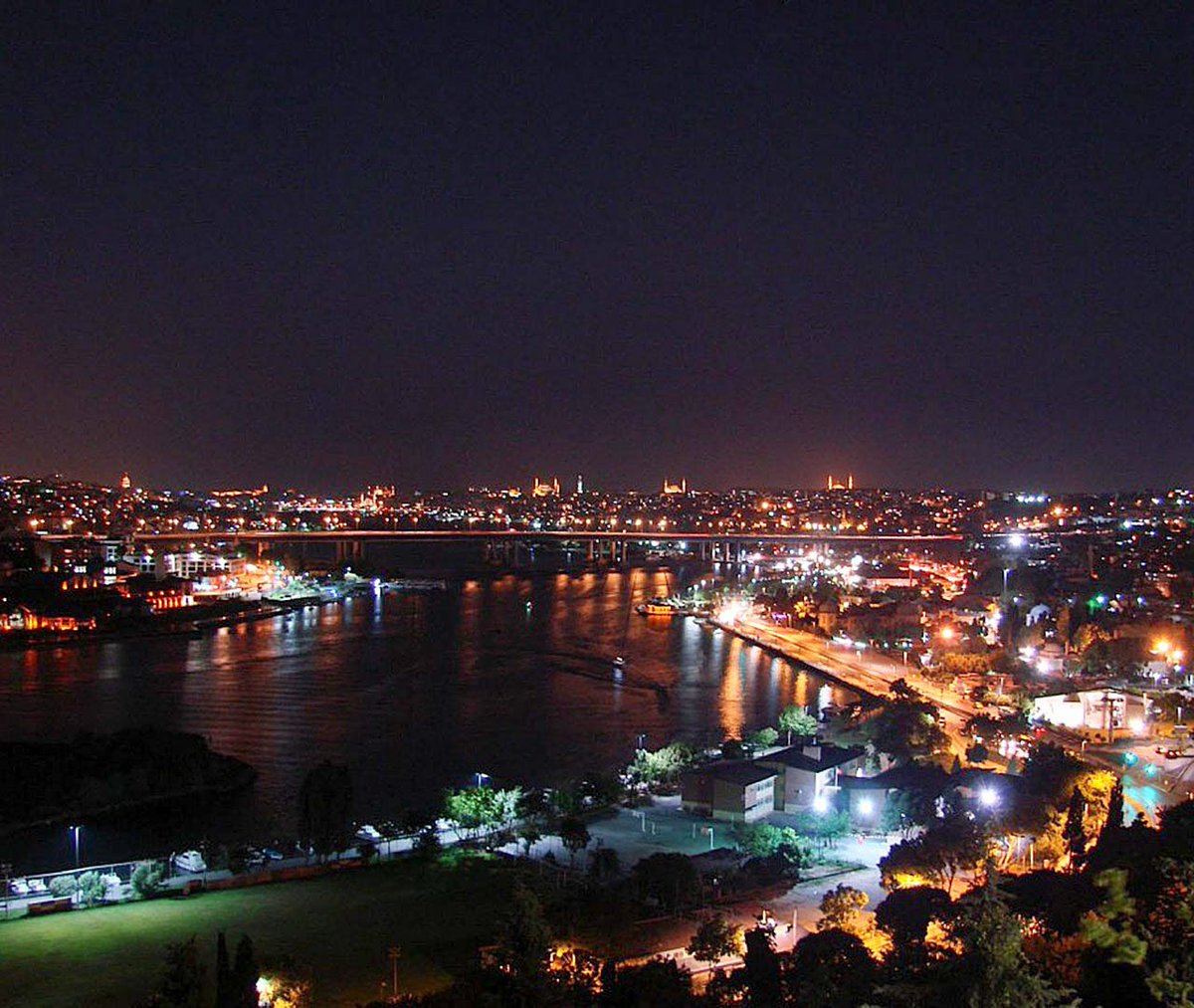 The Pierre Loti Hill has a perfect view of Golden horn. It has a magnificent landscape; when you look from the top of the hill, you will see dreamy location.
Pierre Loti tepesi muhteşem bir Haliç manzarasına sahiptir. Tepeden rüya gibi kusursuz bir manzara izlenmektedir.