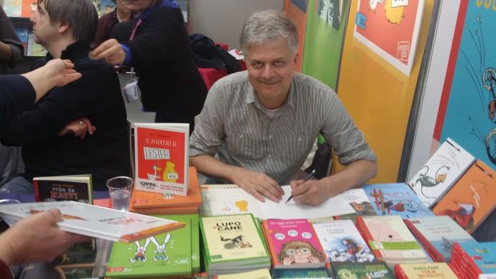 Ole Könnecke sarà al Salone del libro di Torino! Volete incontrarlo di persona e richiedergli una generosa dedica personalizzata? Segnate in agenda: FIRMACOPIE PRESSO LO STAND DI BEISLER EDITORE 
(M 21 Padiglione 2) Domenica 13 Maggio ore 11:30 <a href="/SalonedelLibro/">Salone Libro Torino</a> #OleKonnecke