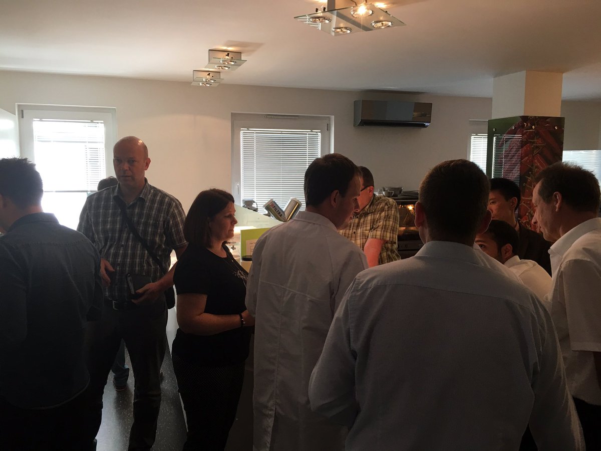 JeanDecrane's tweet image. SimoGel at the KUK Academy in Györ (Hungary), only happy faces and positive emotions! ✌️🤗❤️💪#Rousselot #kuk #SiMoGel #gelatin