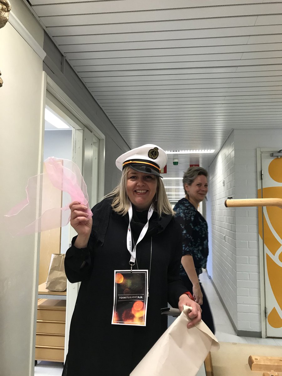 yritystehdas's tweet photo. Tänään on siivouspäivä. @ElinaOY on varustautunut vaadituin asustein homman valvomista varten. #cocampus #yritystehdas #jkltaikapölyä #siivouspäivä https://t.co/JUx3Mswm9n