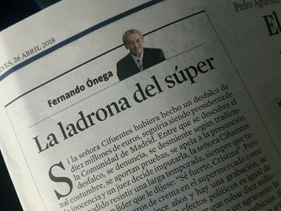 begofsimon's tweet photo. ''...pero el hurto del súper tiene un agravante: la cutrez''. A 'La ladrona del súper', de Fernando Ónega a @LaVanguardia d'avui. #Cifuentes https://t.co/hwihqqFPvZ