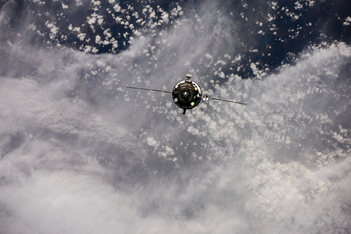 wakka44's tweet photo. Le #ProgressMS07 qui s'est désamarré d'#ISS le 28 mars a été désorbité ce matin au sud de l'océan Pacifique.
Mise à feu pour la désorbitation à 04h08 UTC, impact à 04h51 UTC. (Image du docking) https://t.co/62NGbwaCb6