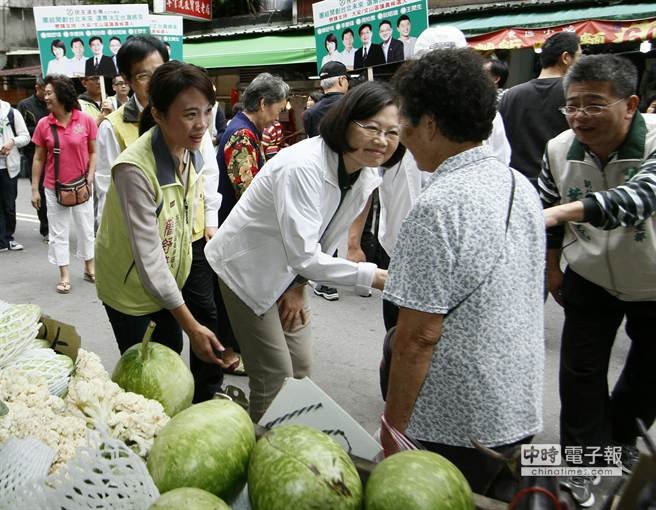 ogateVPN's tweet photo. #网门图说
民主真好！在台湾，中共眼中要清理的“低端人口”却成了国民党和民进党每天要争取和请益的对象。而四年一次的选举，总统候选人和其家人更是谦卑地拜票、恳请民众支持自己，与“低端人口”又是握手、又是90°鞠躬，谦卑、谦卑、再谦卑！台湾政治人物对民众的谦卑令人感动，民主让政党学会了谦虚！ https://t.co/BrYMgeQcUv