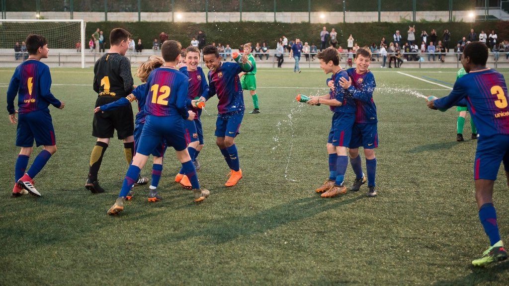 FCBmasia's tweet photo. 📷🔵🔴 Las mejores imágenes de la celebración del título de Liga conseguido por el Alevín C

💪 La Masía, el futuro del Barça!

#FCBMasia #ForçaBarça🔵🔴 https://t.co/zycAHRY9GO