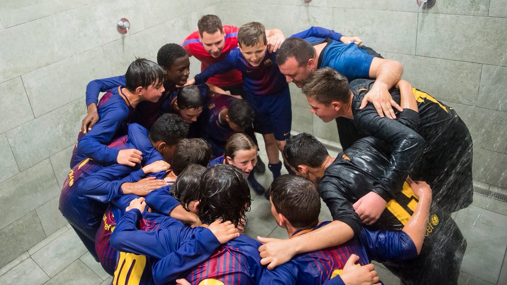 FCBmasia's tweet photo. 📷🔵🔴 Las mejores imágenes de la celebración del título de Liga conseguido por el Alevín C

💪 La Masía, el futuro del Barça!

#FCBMasia #ForçaBarça🔵🔴 https://t.co/zycAHRY9GO