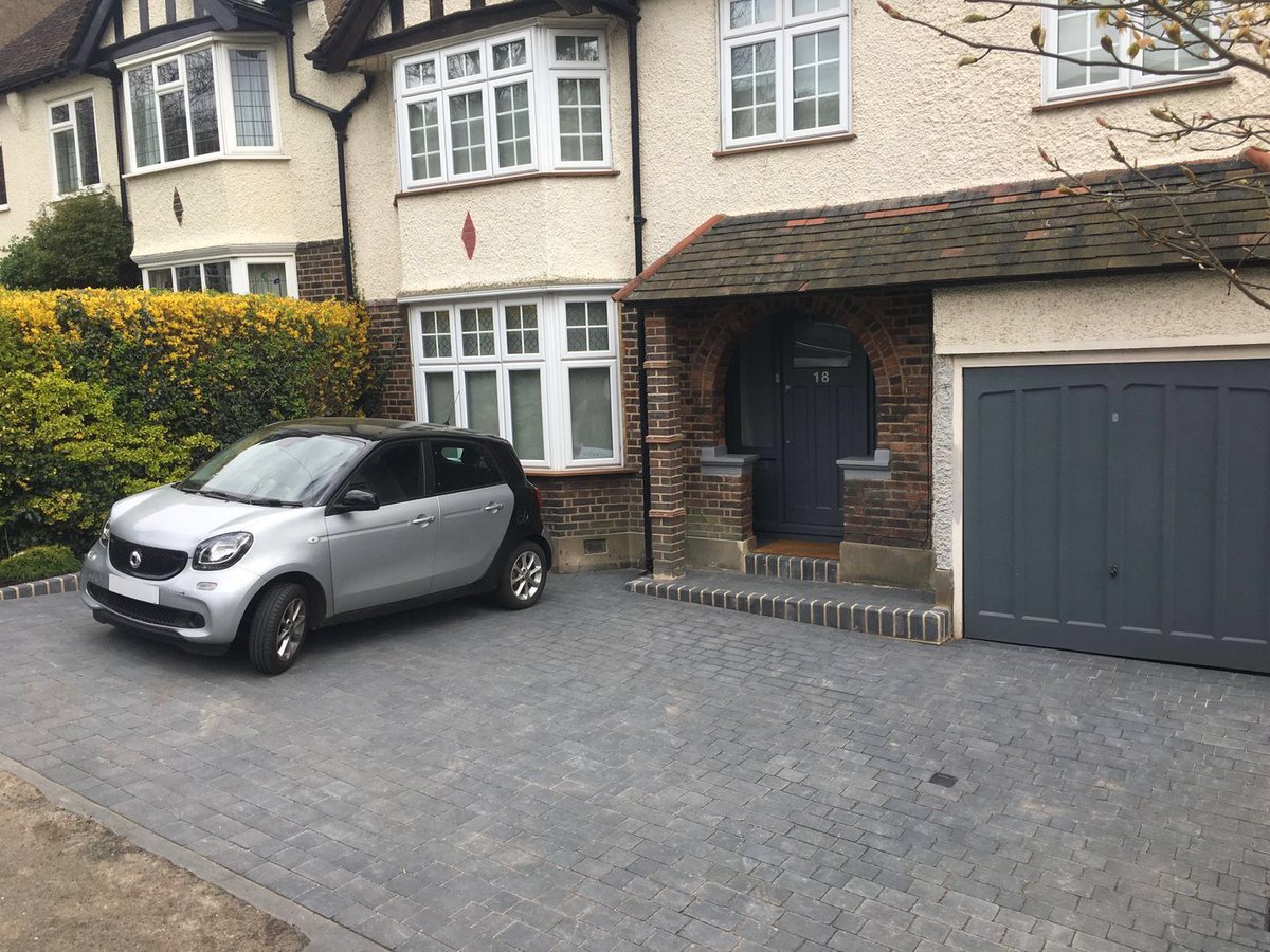 PaveDoctor's tweet photo. @BarleystoneP 3size cobbles in charcoal. With new step and tiered flowerbeds.

#chingford
#e4
#london
#driveway
#pavedoctor https://t.co/sDMGuFtSWC