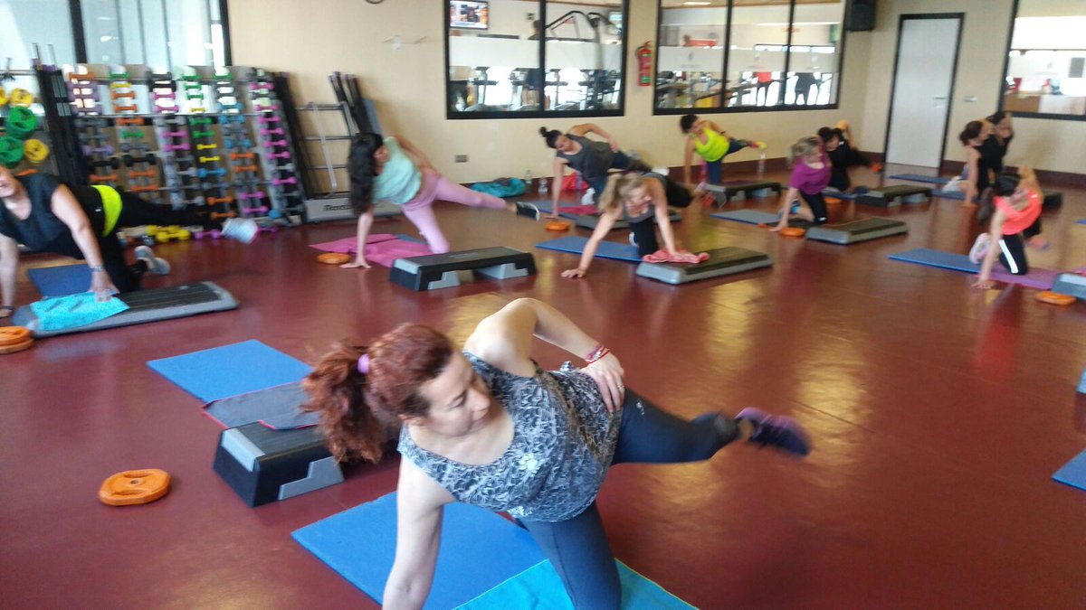 Bodypump, clase con barra y discos que fortalece y tonifica todo el cuerpo. En una sesión trabajas los principales grupos musculares utilizando los mejores ejercicios de la sala de fitness como, por ejemplo, squats, presses, elevaciones y curls.