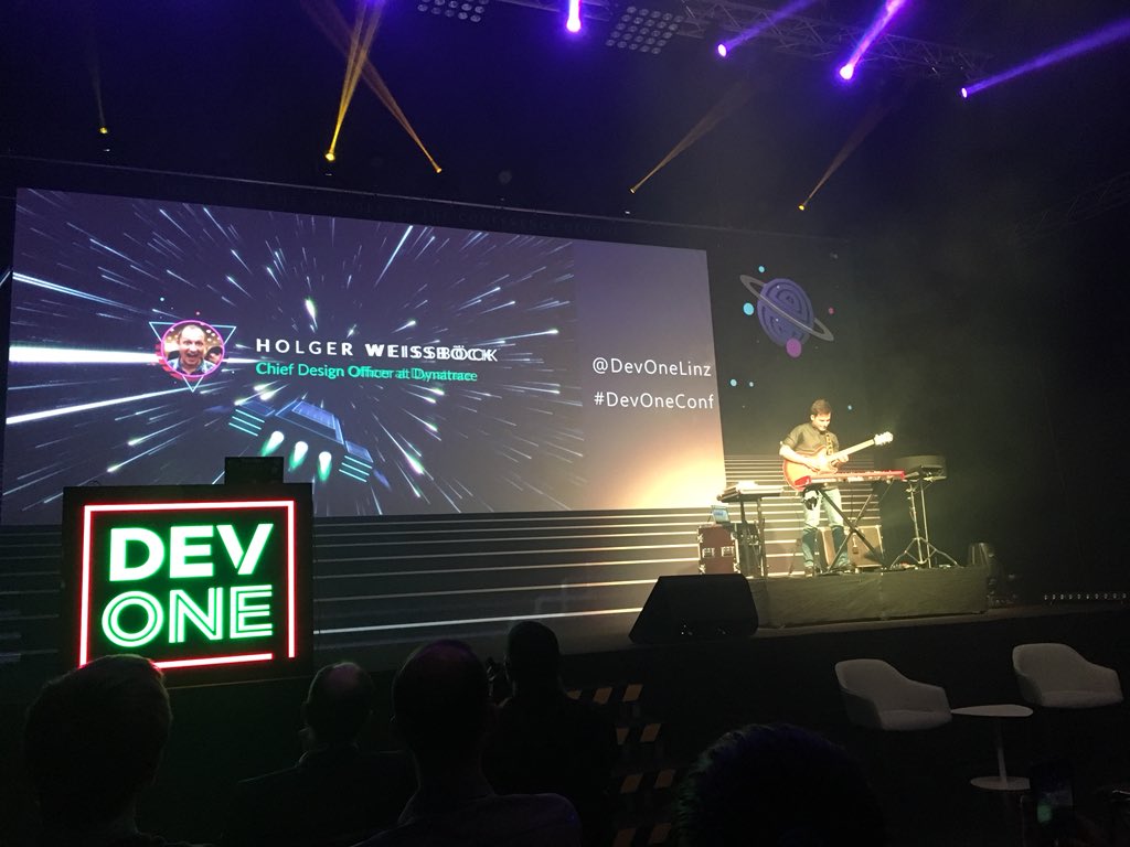 Michael_Plank's tweet image. Amazing intro at #DevOneConf conference!!!