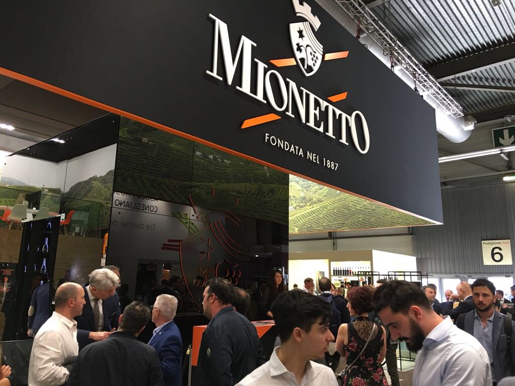Mionetto_'s tweet photo. Scopri tutti i protagonisti della 52a edizione di Vinitaly.
#mionettoprosecco #designdelgusto #vinitaly2018 https://t.co/whiLXtoC10