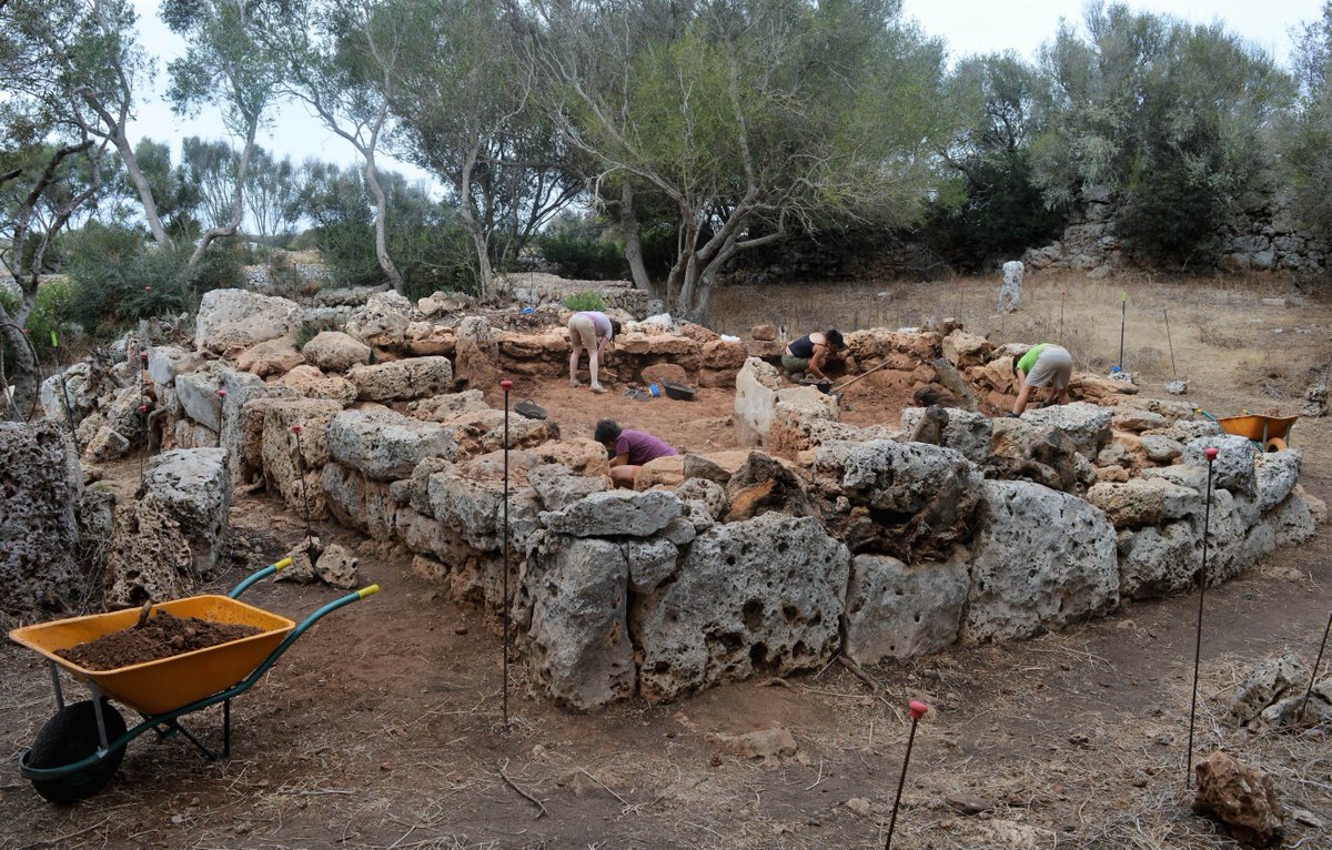 La feina d'investigació i d'estudi del #patrimoni arqueològic de #Menorca no s'atura. Des de 2015 en el poblat talaiòtic de #SaCudiaCremada es treballa en el recinte de Taula. Vols conèixer el projecte? goo.gl/ab59Lk